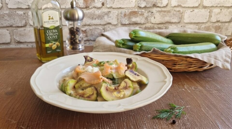 Pasta cremosa con zucchine salmone e burrata