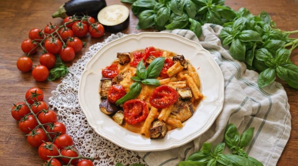 Pasta cremosa pomodorini e melanzane e basilico