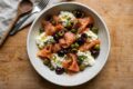  Insalata Mediterranea di Salmone e Burrata