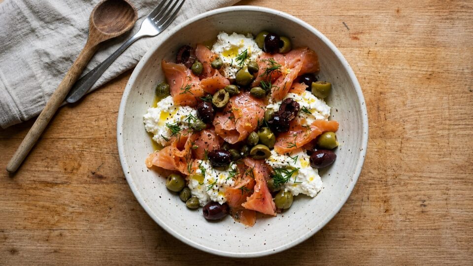 Insalata Mediterranea di Salmone e Burrata