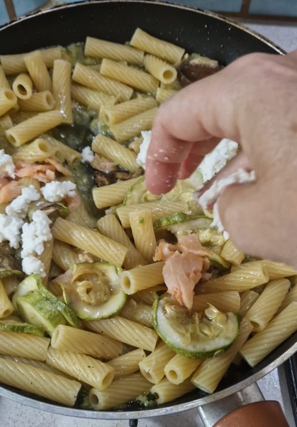 Pasta cremosa con zucchine salmone e burrata