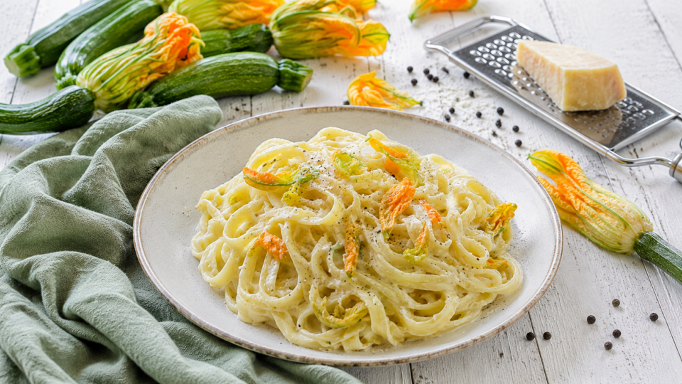 Pasta cremosa cacio e pepe e fiori di zucca