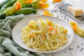 Pasta cremosa cacio e pepe e fiori di zucca