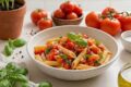 Pasta fredda con pomodorini e cipolla marinati insieme