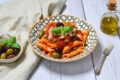 La pasta alla puttanesca con tonno sott’olio