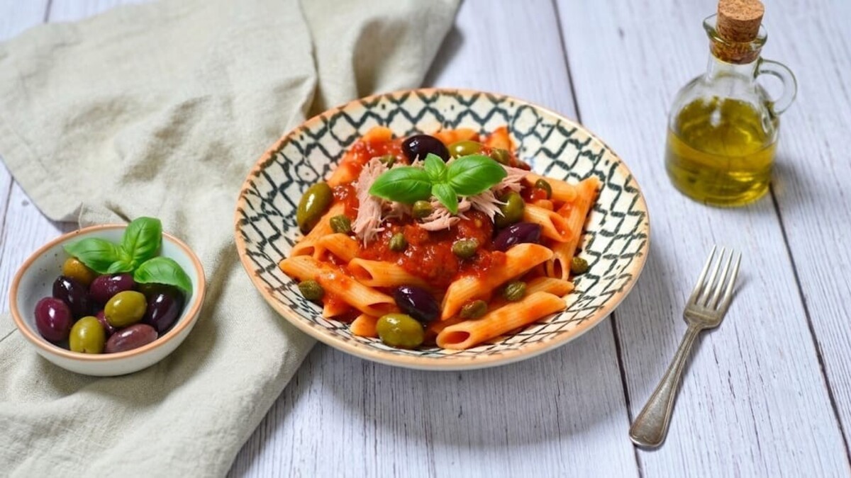 La pasta alla puttanesca con tonno sott’olio