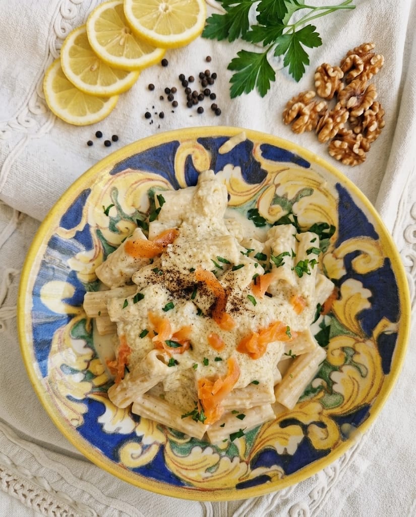 Pasta cremosa con pesto di limoni noci e salmone