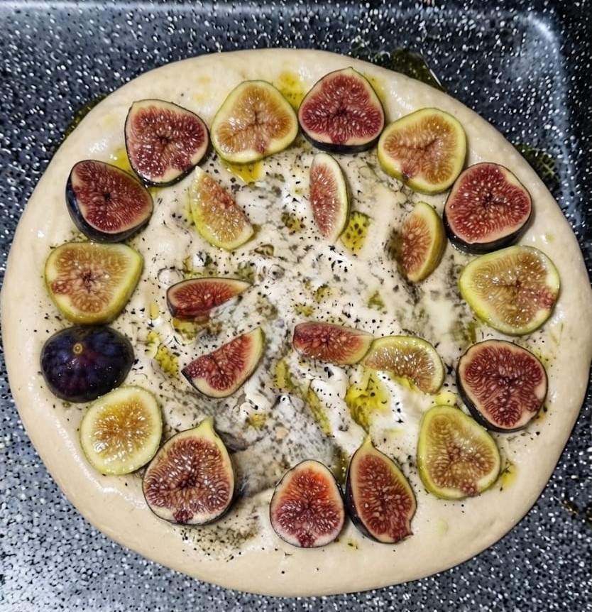 Focaccia con fichi e tuma