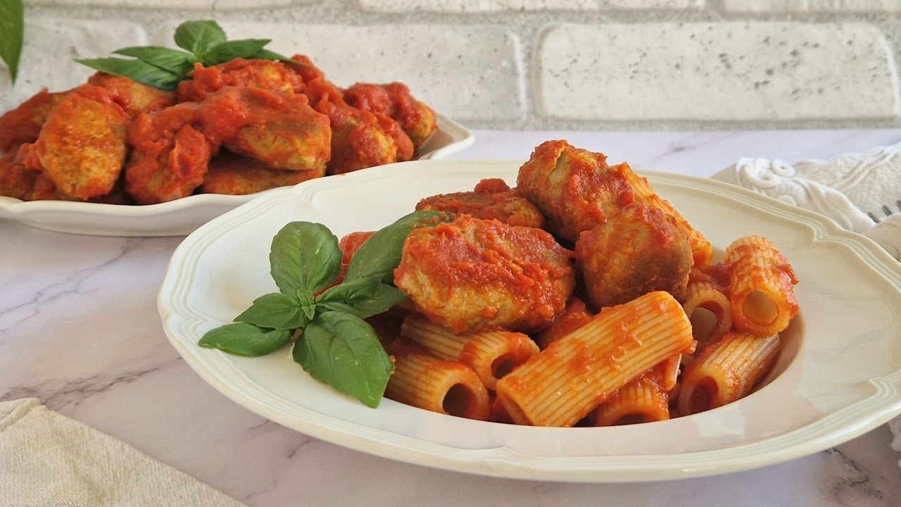 Pasta con polpette di tonnetto al sugo