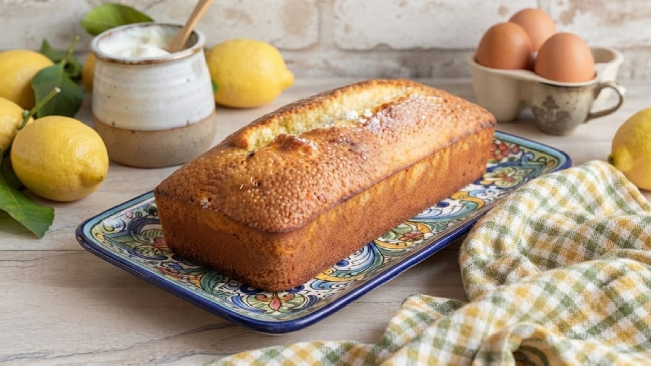 Plumcake soffice yogurt e limone: preparalo facilmente a casa con le fruste o con il Bimby in poche mosse. Una ricetta deliziosa e profumata!