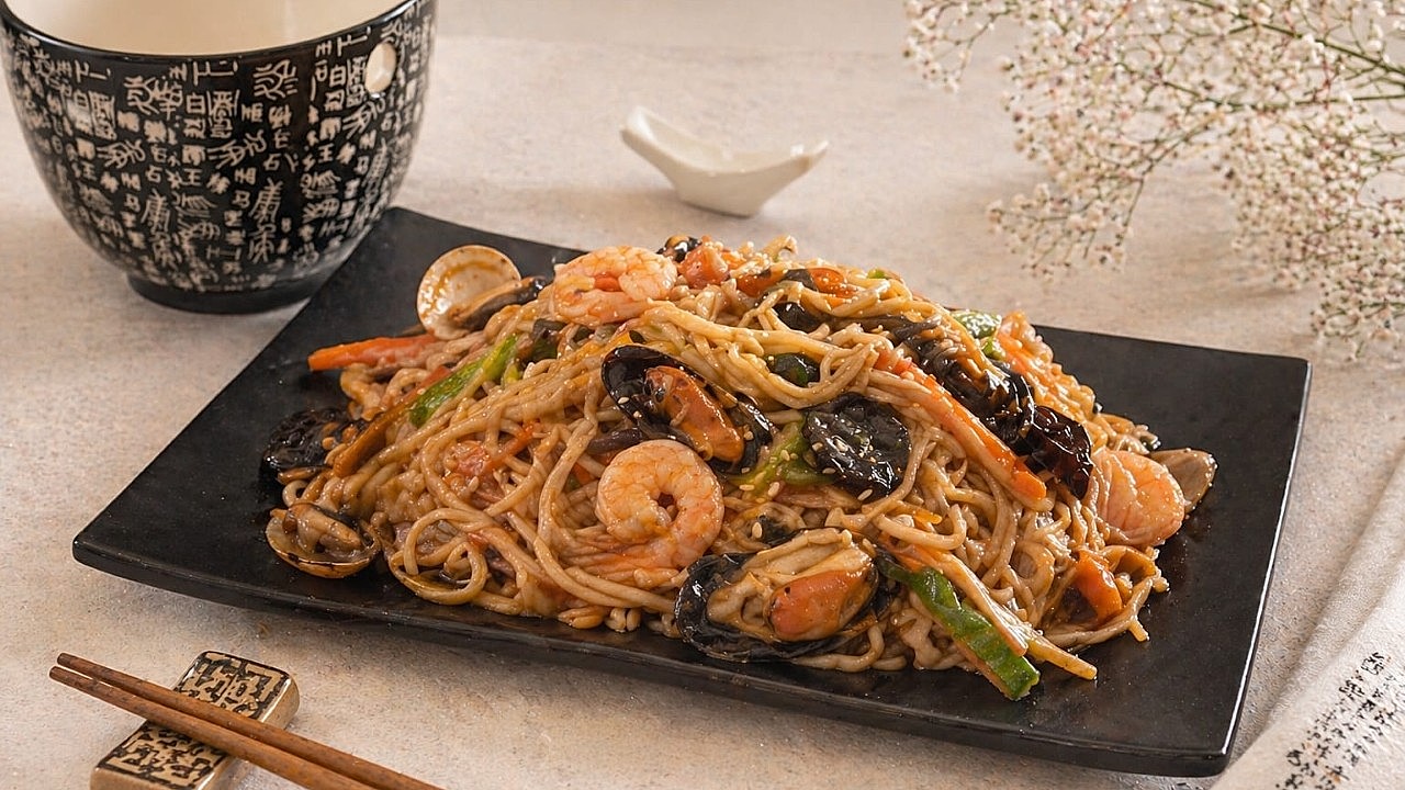 Noodles con verdure e frutti di mare freschi o surgelati