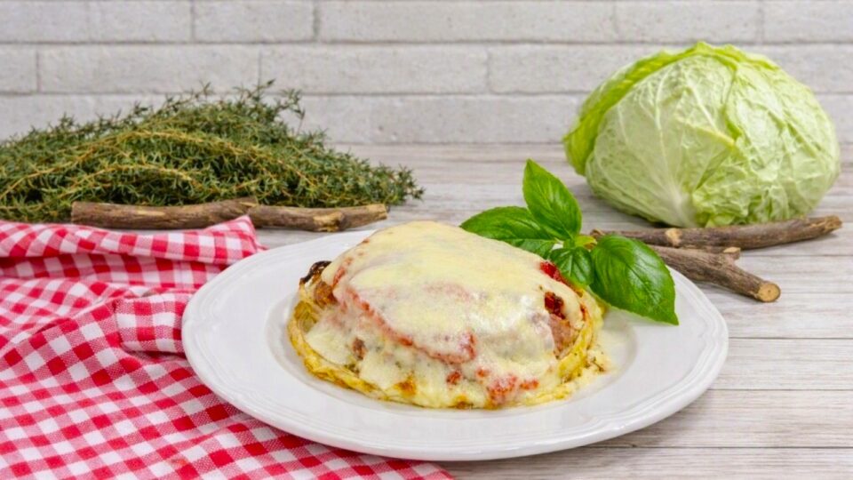 Cavolo cappuccio con polpetta e formaggio filante