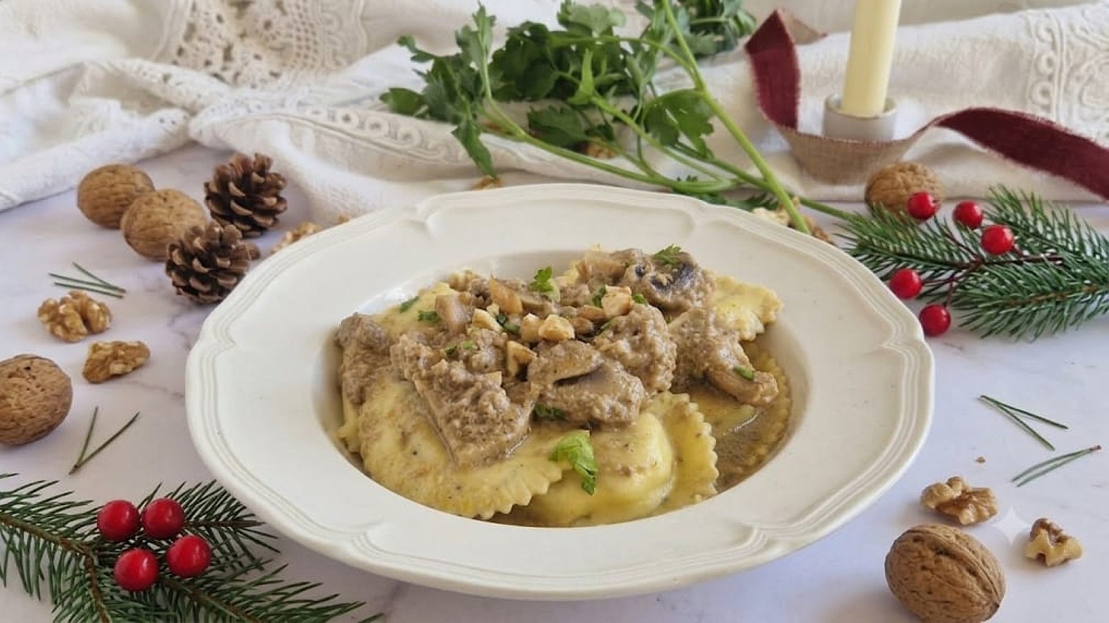Ravioli cremosi ai funghi con noci croccanti