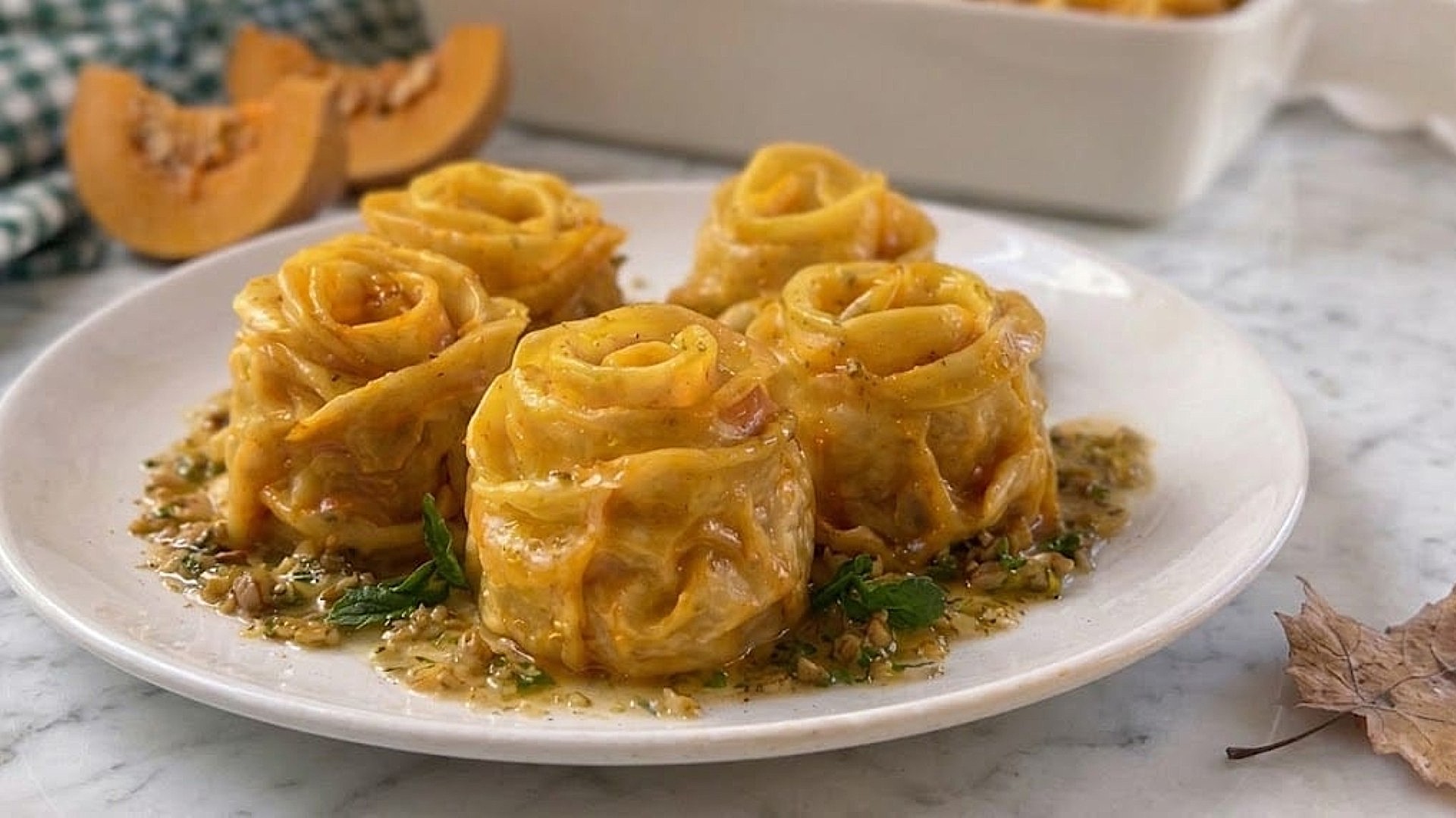 Pasta fatta a mano a forma di Rose con zucca e pistacchio