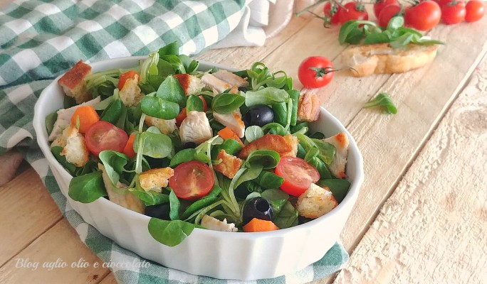 insalata con pollo e pane croccante