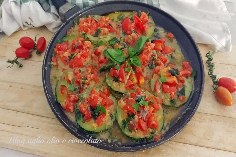 zucchine in padella con pomodori e acciughe