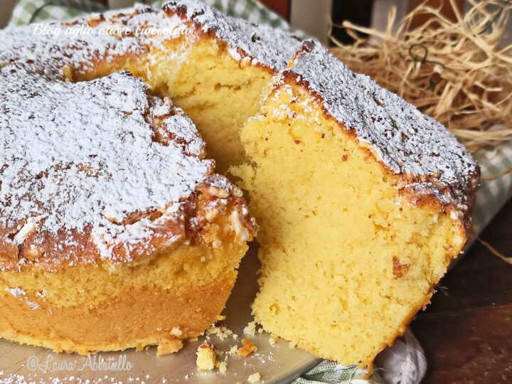 Ciambellone semplice soffice e alto con panna e latte il dolce del buongiorno per tutta la famiglia , che finisce in un attimo e ti fa iniziare bene la giornata