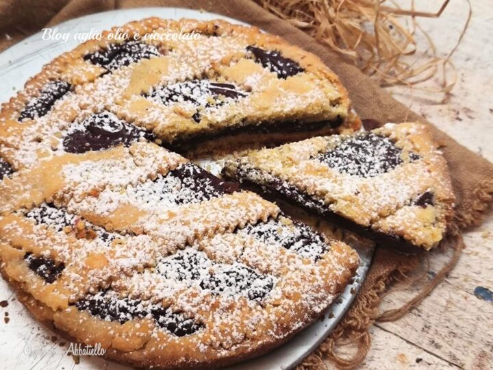 Crostata alla nutella con farina di riso che non si secca con un trucchetto rimane friabile e cremosa, un dolce semplice e goloso amato da grandi e piccini 