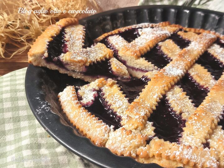 Crostata senza uova e senza burro mescoli tutto in ciotola è morbida e golosa chiederanno tutti il bis anche se sono a dieta, un dolce facilissimo e leggero adatto a chi è intollerante ma anche per i nostri amici vegani