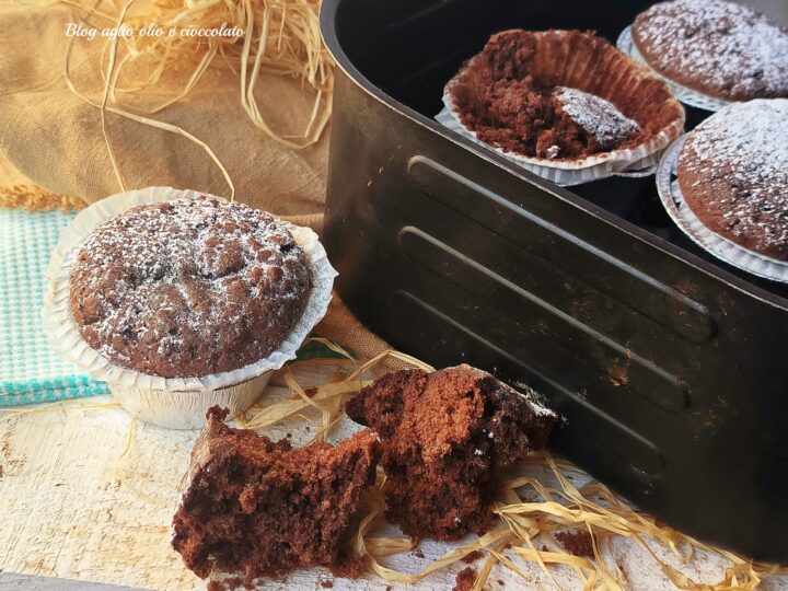 Muffin al cioccolato morbidi  senza burro in friggitrice ad aria ricetta senza bilancia, sono perfetti come dolce da colazione