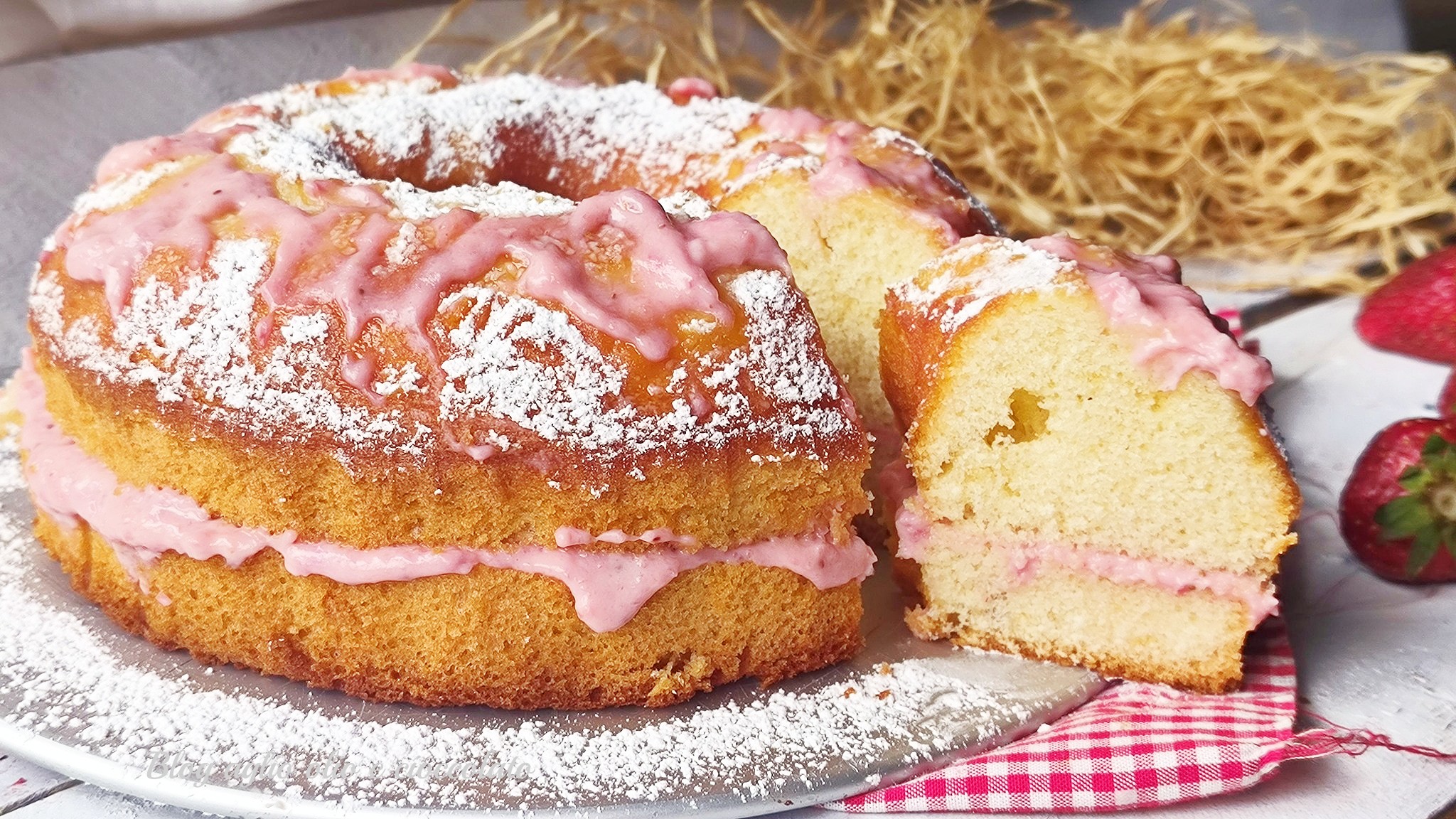 Fetta soffice di ciambellone alle fragole