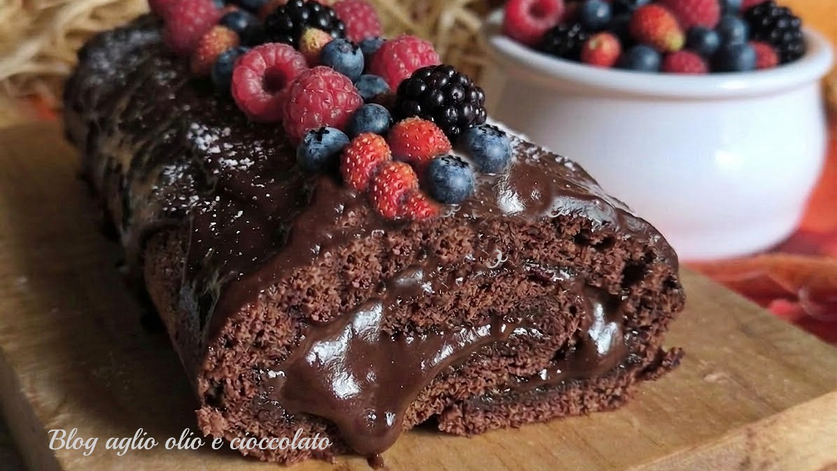 Rotolo al cioccolato con frutti di bosco