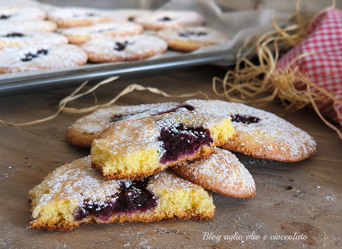 Biscotti morbidissimi con marmellata fatti in casa preparati con sac à poche