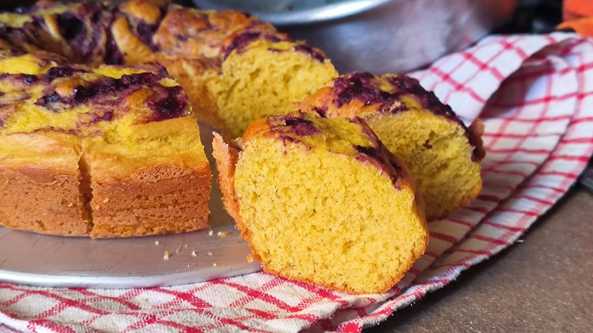 Ciambellone low carb con marmellata senza zucchero fatta in casa