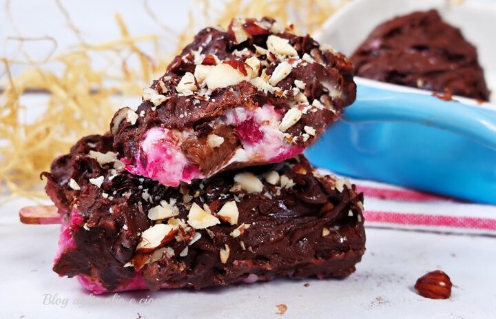 Gelato yogurt e lamponi con cuore di Nutella ricoperto di cioccolato fondente e granella di nocciole