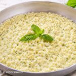 Risotto cremoso al pesto di limoni servito caldo