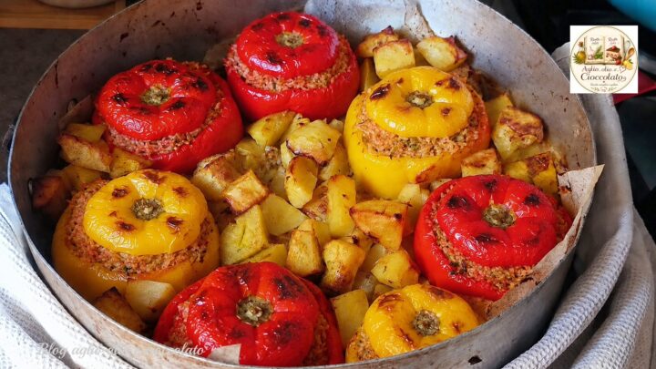 Peperoni ripieni di riso al pomodoro con patate cotti al forno, ricetta facile preparabile anche in friggitrice ad aria.