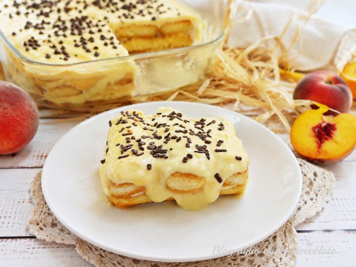 tiramisu alle pesche nel piatto