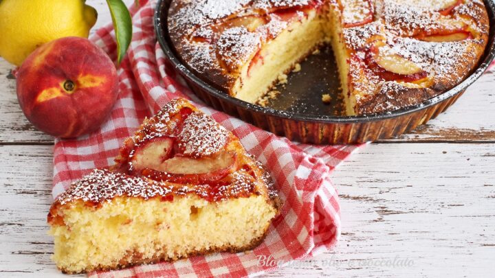 fetta di torta frullata con pesche e limone