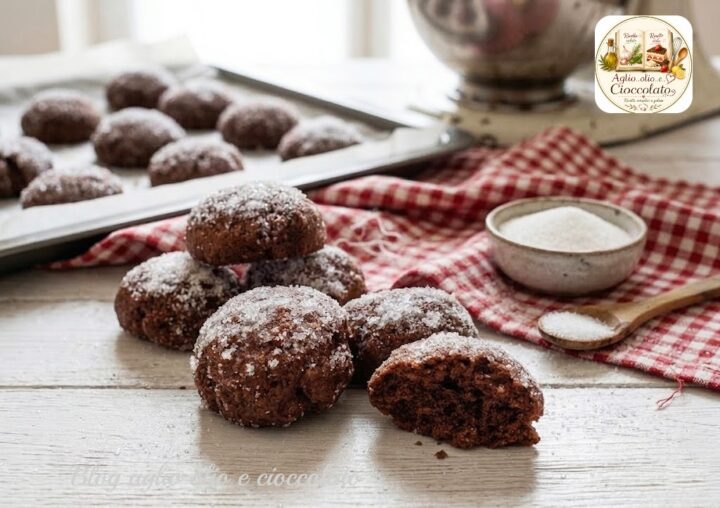 Biscotti morbidi panna e cioccolato, profumati e ricoperti di zucchero.