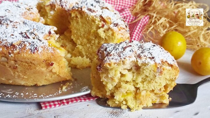 Fetta di ciambellone soffice con panna e susine spolverata di zucchero a velo