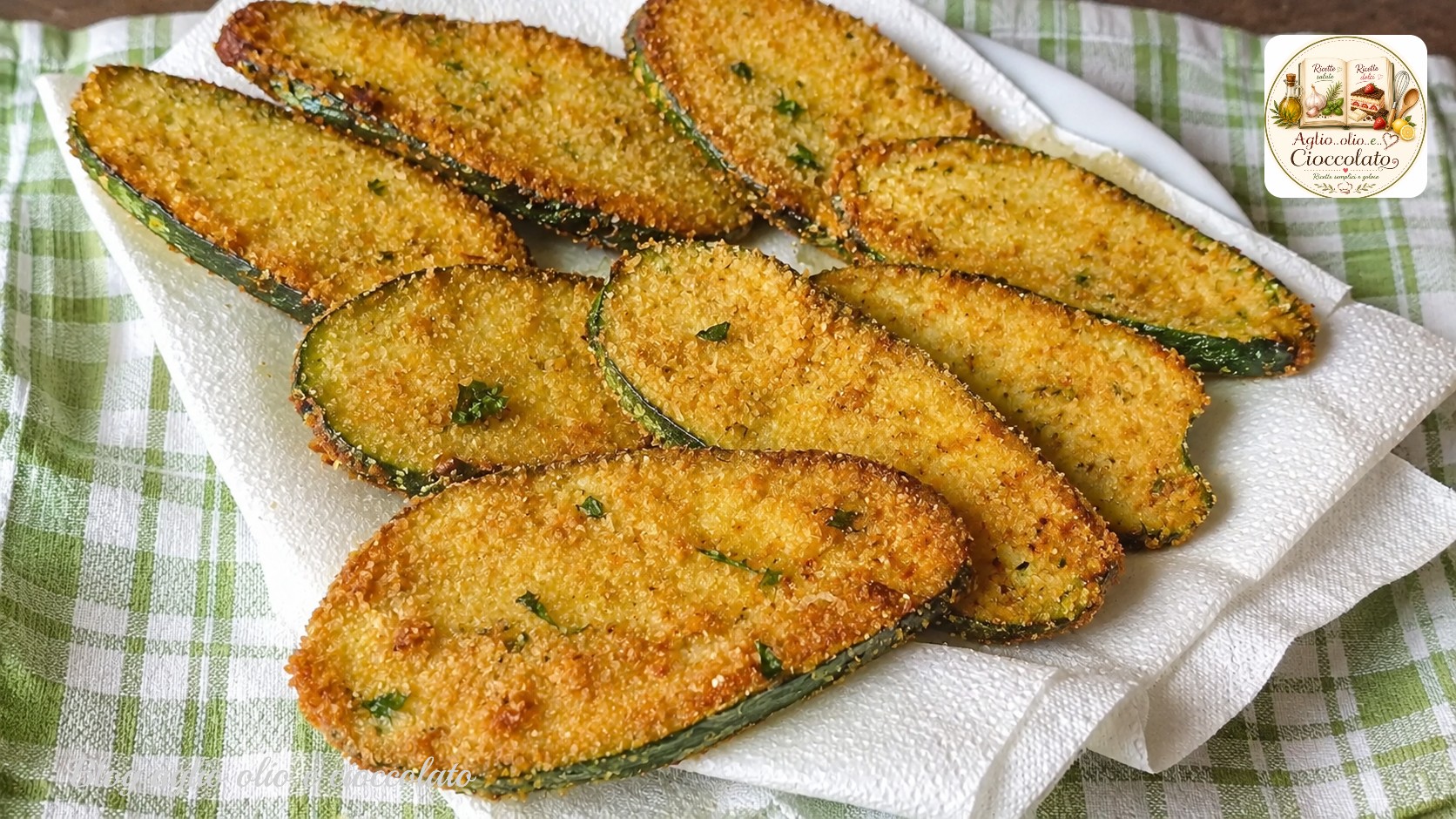Cotolette di zucchine con panatura speciale croccanti servite su tovaglietta rustica