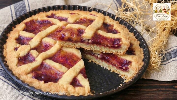 crostata classica con marmellata tagliata