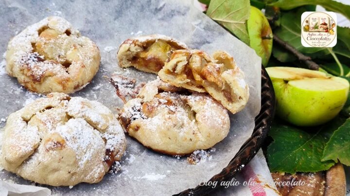 Teglia tonda con dolcetti croccanti alle mele spolverati di zucchero a velo
