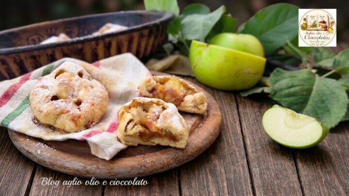 Dolcetti croccanti con mela e limone su tagliere di legno