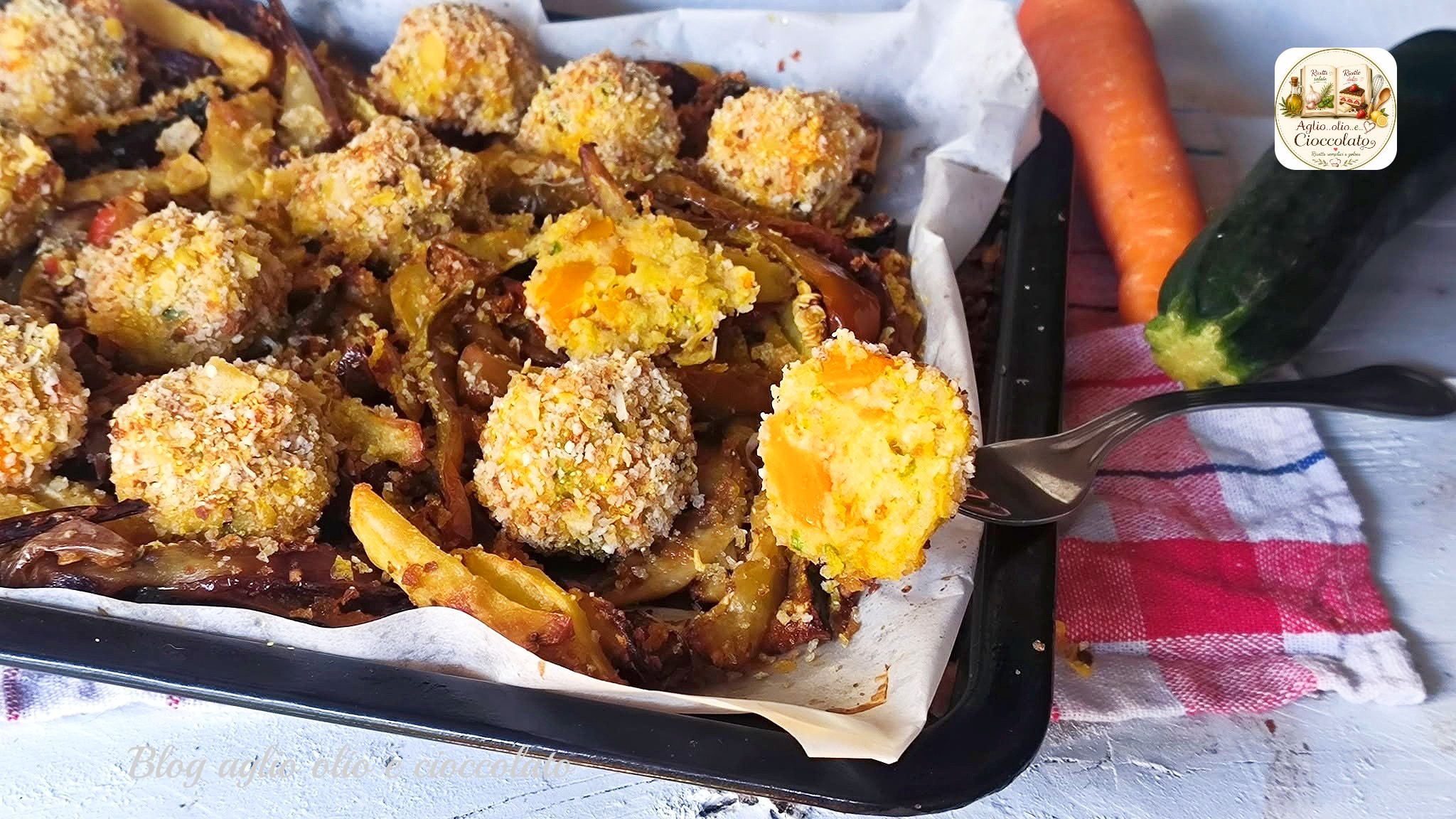 Polpette croccanti di verdure con zucchine, carote e patate cotte al forno con peperoni e verdure su teglia rustica.
