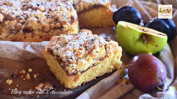 Fetta di torta soffice con mele prugne e streusel