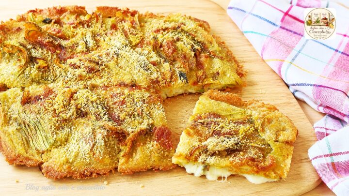 Schiacciata croccante di fiori di zucchina con mozzarella e alici su tagliere di legno