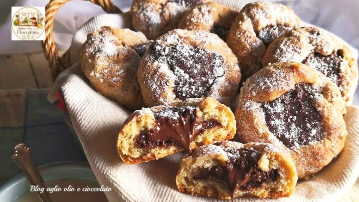 Biscotti di frolla all'acqua ripieni di Nutella e cioccolato fondente