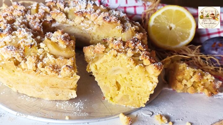 Ciambellone alle mele con yogurt al limone e crumble croccante alle mandorle