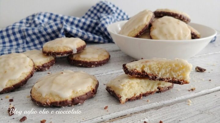 Biscotti morbidi al mascarpone e cioccolato con copertura al cioccolato