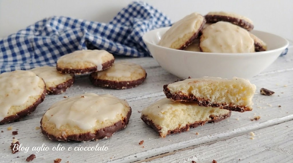 Biscotti morbidi al mascarpone e cioccolato con copertura al cioccolato