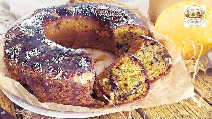 Ciambellone d’autunno soffice con noci, spezie e glassa allo zucchero a velo.
