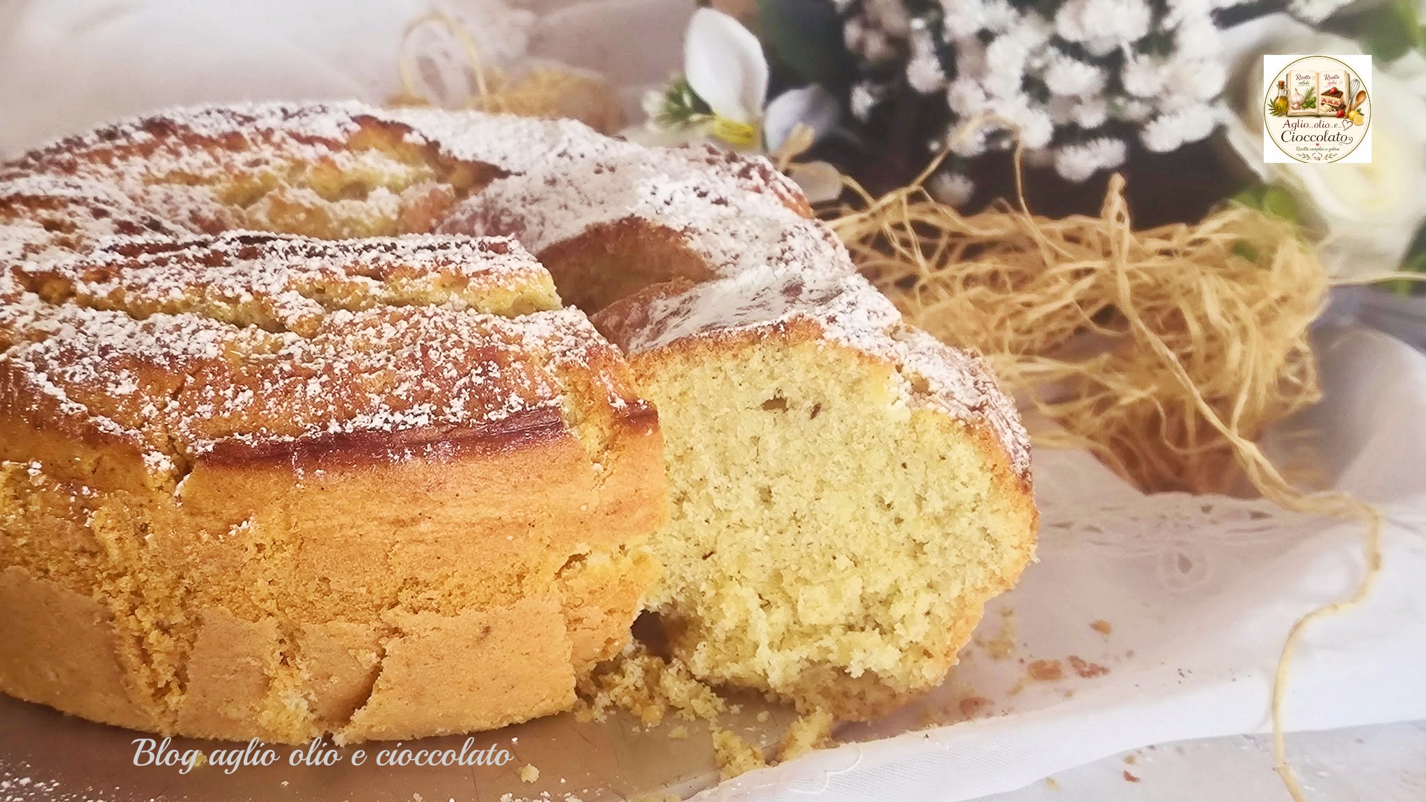 Ciambellone soffice alla panna e vaniglia spolverizzato con zucchero a velo.