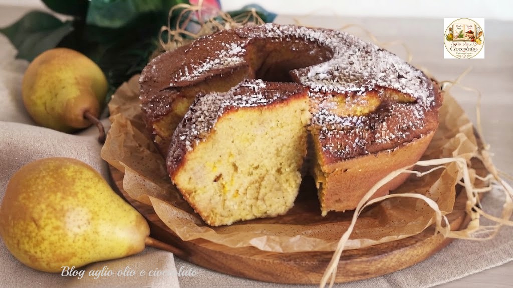 Fetta in primo piano di ciambellone soffice al succo di pera e vaniglia