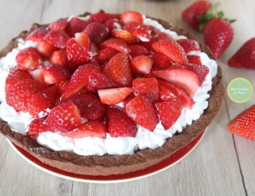 CROSTATA AL CACAO CON PANNA E FRAGOLE